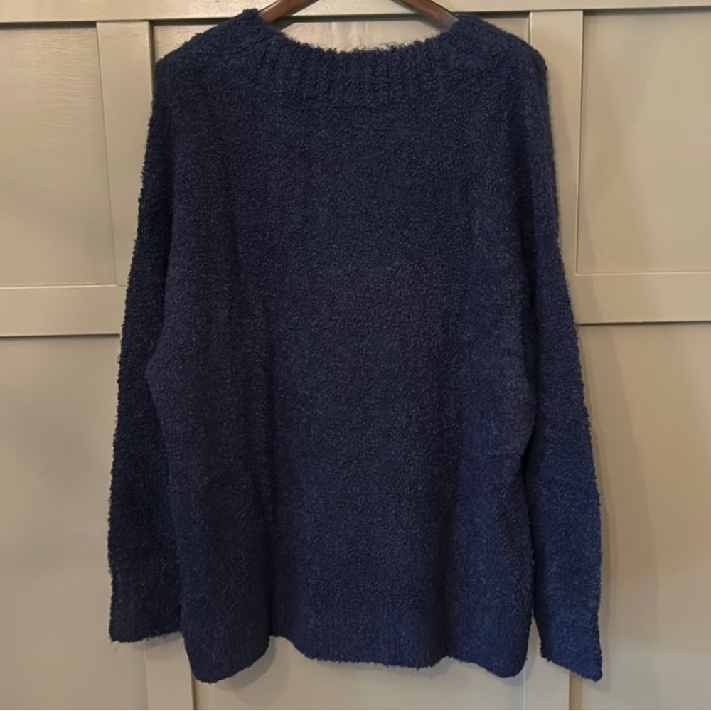 Cozy V‑Neck Navy Bouclé Sweater XLARGE - Picture 7 of 11